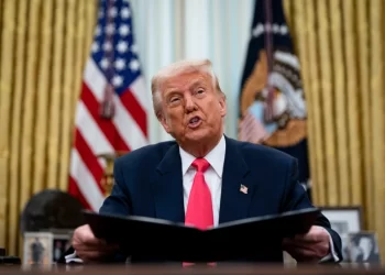 Amaga Trump con mayores aranceles a UE y Canadá si colaboran para “hacer daño” a EU