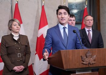 Anuncia Trudeau imposición de aranceles de 25% a EU; urge a evitar guerra commercial