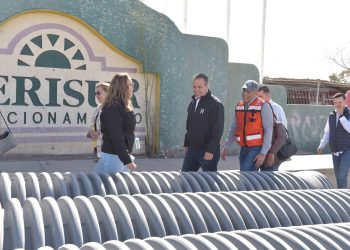 Verifica Toño Astiazarán avances en crucero de concreto de la colonia Perisur