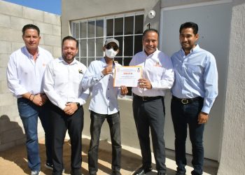 Entrega Toño Astiazarán las primeras tres viviendas de Sello H que cuentan con paneles solares