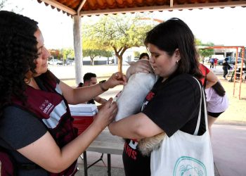 Gobernador Durazo acerca servicios gratuitos de “Sonora Atiende” a familias de la colonia Palo Verde