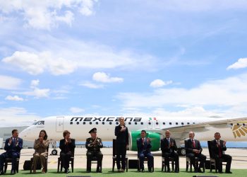 Presidenta Claudia Sheinbaum recibe primer aeronave embraer E195-E2