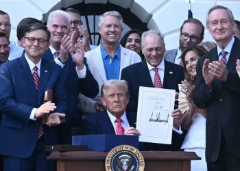 Promulga Trump su “ley grande y hermosa” de presupuesto en la Casa Blanca