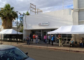 Instala Bienestar Sonora carpas y sillas en Bancos del Bienestar en atención a la derechohabiencia de programas sociales