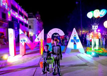 Se ilumina Plaza Zaragoza con el inicio del Tradicional Festival de Día de Muertos en Hermosillo