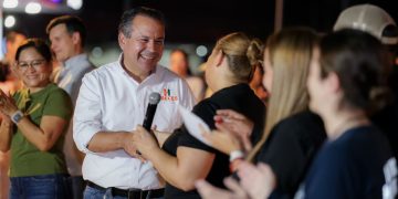 Entrega Toño Astiazarán andador lineal Lázaro Cárdenas, obra elegida por vecinos a través del presupuesto CRECES