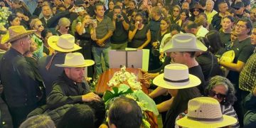 Cientos despiden a Carlos Manzo en funeral público en Uruapan