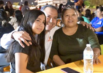 Comparte Toño Astiazarán espíritu navideño con familias de Parque Central en Posada CRECES