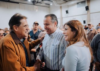Construyen sonrisas Toño Astiazarán y Patty Ruibal con entrega de prótesis dentales a adultos mayores