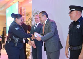 Entrega Toño Astiazarán condecoraciones y premia al Policía del Año 2025