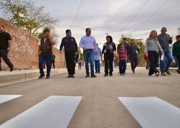 Entrega Toño Astiazarán pavimentación en Calle 12 de la colonia Nueva Esperanza