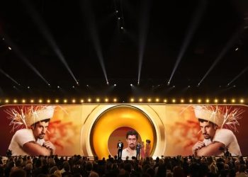 Bad Bunny dice ‘fuera ICE’ en los Grammy, “No somos salvajes, no somos animales, no somos aliens”, dijo. “Somos humanos y somos estadounidenses”.