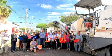 Arranca Toño Astiazarán junto a vecinos del sector, trabajos de recarpeteo en la calle Sahuaripa
