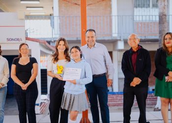 Toño Astiazarán y Patty Ruibal gradúan a más de 600 estudiantes del programa “Advertencia” en la Secundaria General 3