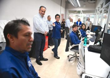 Reconoce Toño Astiazarán talento local que trabaja en vehículo eléctrico multipropósito