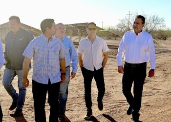 Supervisa Toño Astiazaran operación de 3 mil paneles solares para eficientar suministro de agua en los hogares