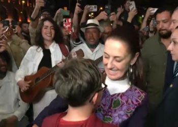 Así Recibieron en Barcelona a la Presidenta de México al llegar a su hotel