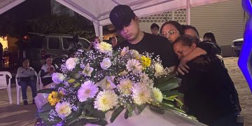 Sepultan a hijo de Ceci Flores en Hermosillo; le dan último adiós