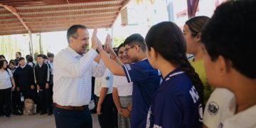 Suman Toño Astiazarán y Patty Ruibal a más de mil estudiantes de la Secundaria No. 24 en la prevención de adicciones