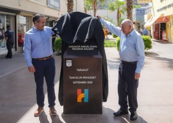 “Dar es un privilegio”: devela Toño Astiazarán placa conmemorativa en honor a Mágalo Figueroa