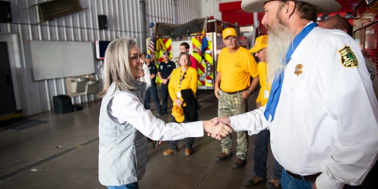 Katie Hobbs declara el estado de emergencia en los condados de Navajo y Coconino