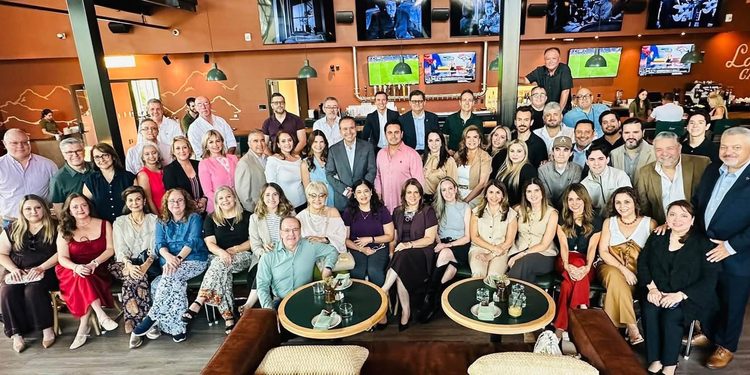 Se reúne ” Toño” Astiazaran con empresarios y estudiantes de Sonora, en Arizona