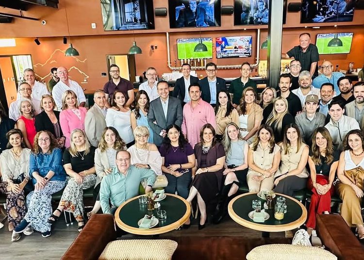 Se reúne ” Toño” Astiazaran con empresarios y estudiantes de Sonora, en Arizona
