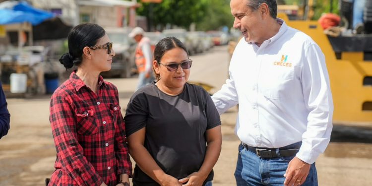 Inicia Toño Astiazarán rehabilitación de calles en Miguel Alemán y entrega tinacos y becas a familias de Kino