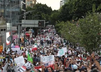 Trabajadores del IMSS marchan en rechazo a propuesta salarial en víspera de consulta sindical